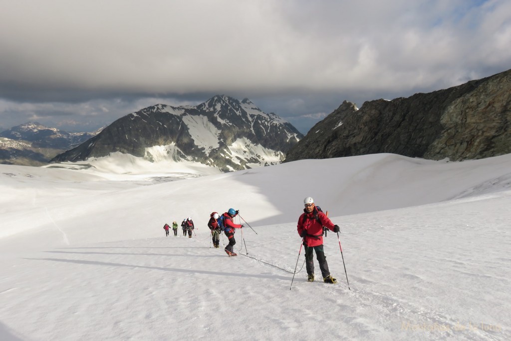 Delante David cruzando el Glaciar Turtmann con el Diablon des Dames al fondo